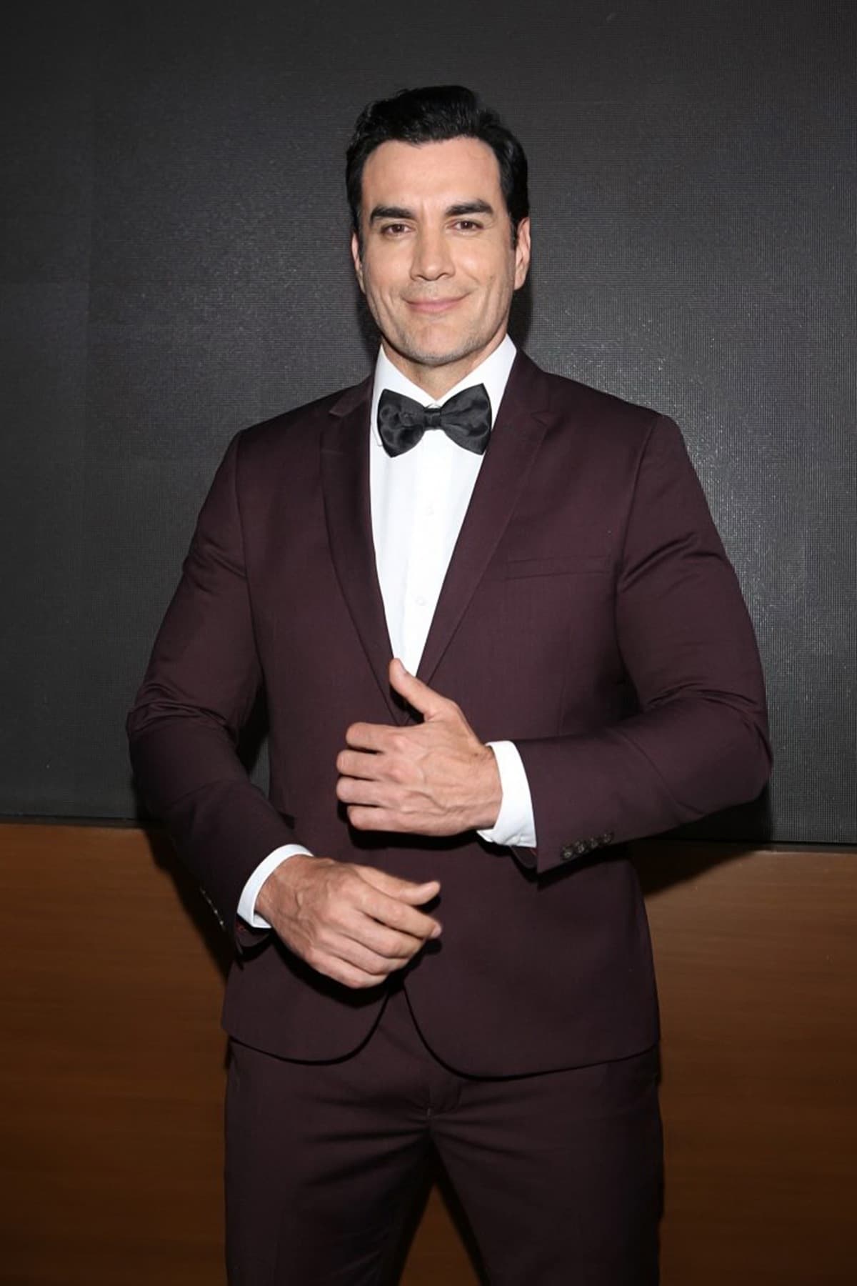 David Zepeda sorprende a sus fans con su look juvenil en la playa