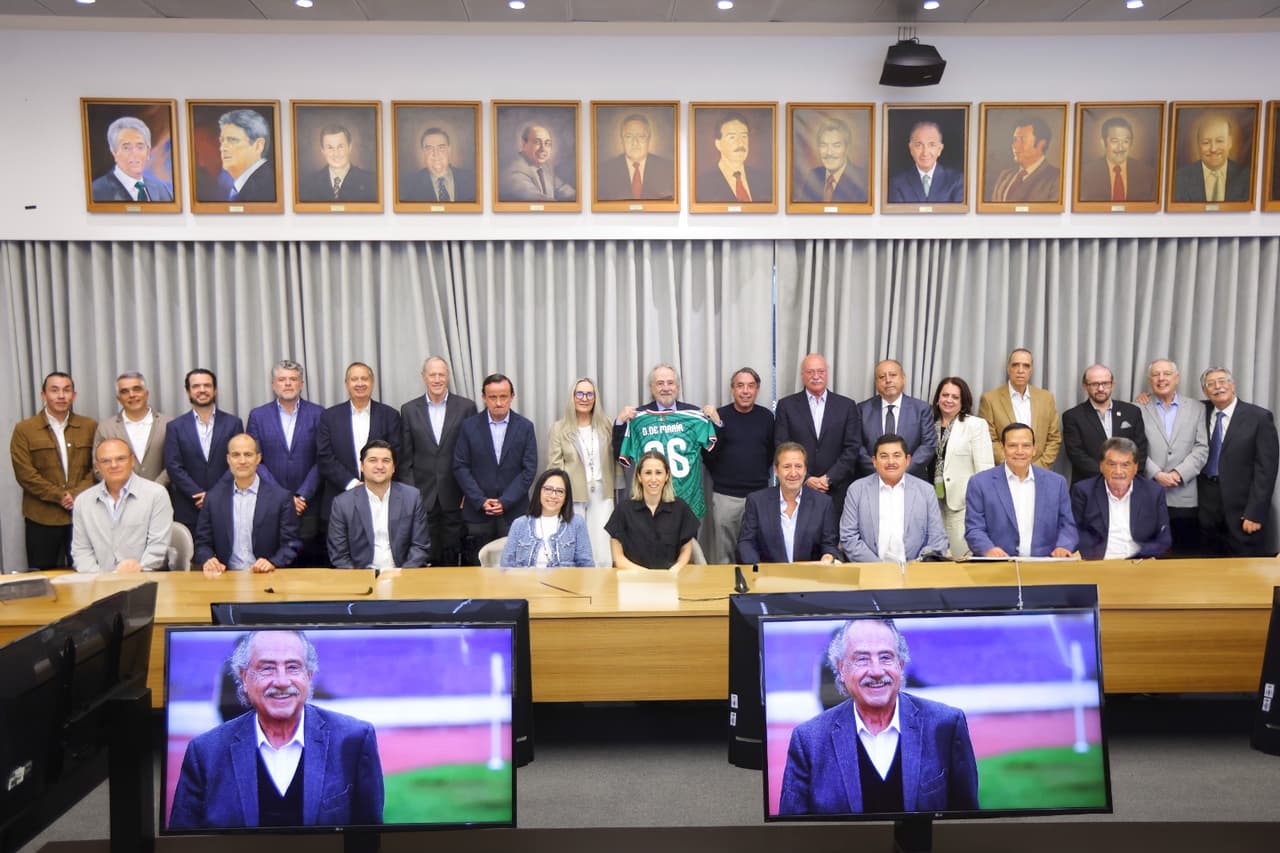 Decio de María recibe homenaje de la FMF por su trayectoria en el futbol mexicano