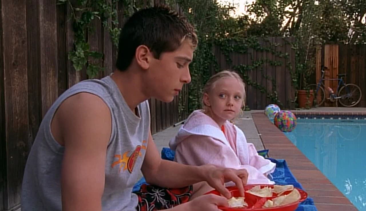 Dakota Fanning fue la pesadilla de Reese cuando la familia de Malcolm tuvo nuevos vecinos, en el capítulo 13 de la segunda temporada (2001).