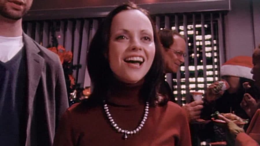 Otra celebridad de cine (que también salió en Los Locos Addams) que vimos con esta familia disfunconal fue Christina Ricci, quien interpretó a Kelly en el episodio 11 de la tercera temporada (2002), que es la primera parte del picnic de la compañía de Hal.