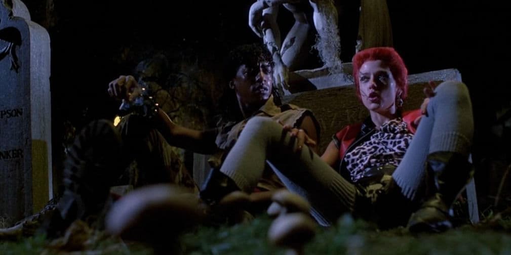 5. Trash (El Regreso de los Muertos Vivientes): Esta zombi, interpretada por Linnea Quigley, mata desnuda.