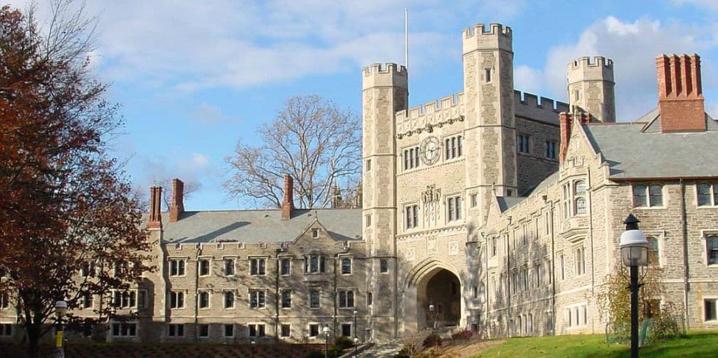 2. Leonard Hosftadter: Consiguió su doctorado en Física experimental en la Universidad de Princeton.