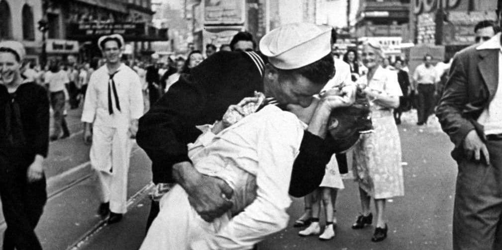 Day Kiss in Times Square (1945): Era el fin de la Segunda Guerra Mundial, en uno de los festejos en la ciudad de Nueva York una enfermera se dejó querer por uno de los soldados.