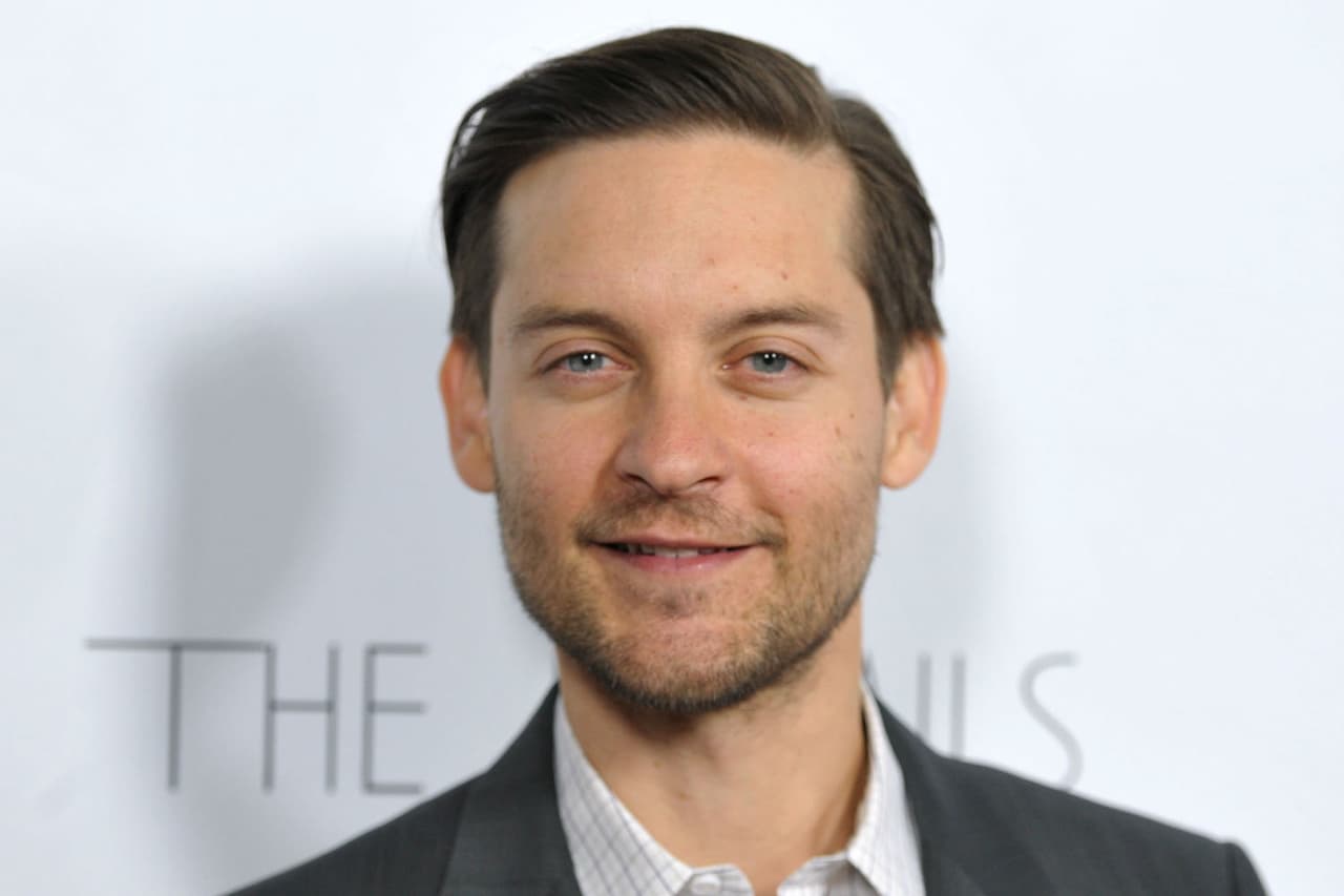 Tobey Maguire nació en California, el 27 de junio de 1975, con 39 años está hecho un baby.