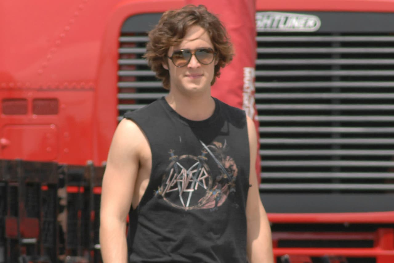 Como todo un rock star, hasta de chico rudo nos gusta este actor.