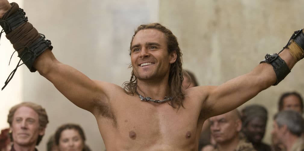 Calmadas chavas, no se amontonen, este gladiador tiene amor para dar y repartir en esta serie.