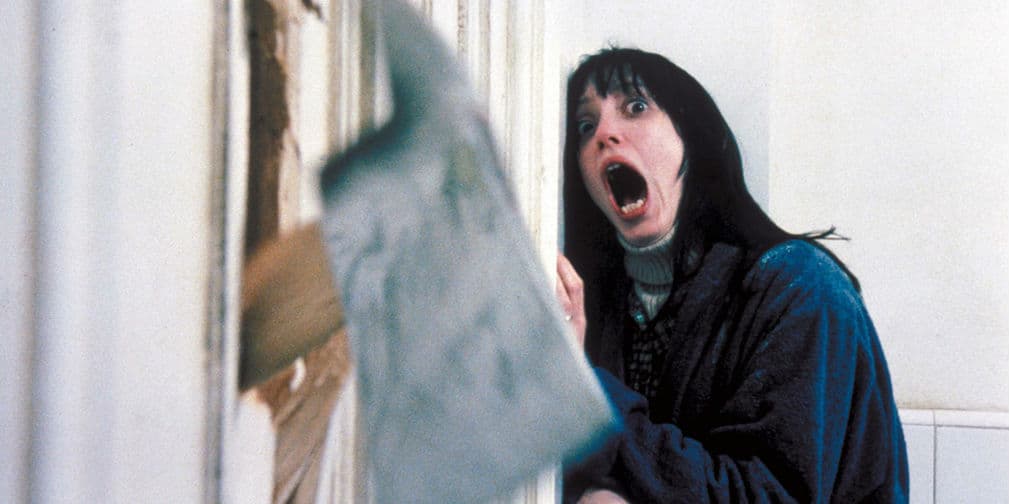 El Resplandor: Una familia sufre extraños y espeluznantes fenómenos paranormales en un hotel.
