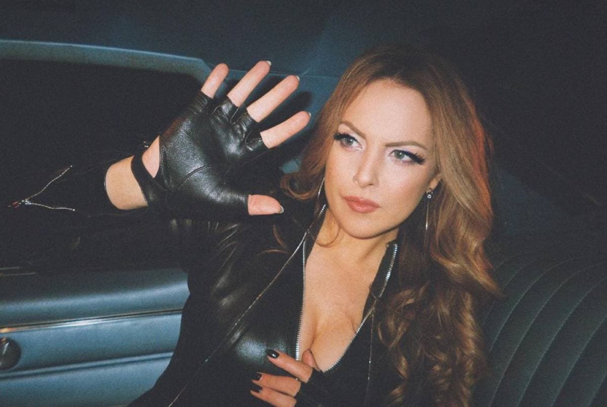 Elizabeth Gillies promocionando 'Dinastía'.