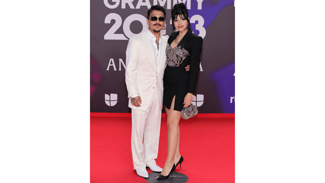 Christian Nodal y Cazzu en la alfombra roja de los Latin GRAMMY 2023
