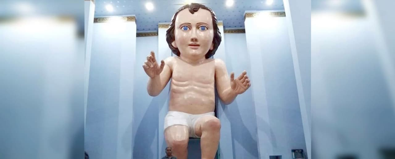 Quisiste rendir homenaje al Niño Dios con una figura gigante. Te salió un tributo que el mundo no define si fue a Nicholas Cage o Phil Collins. Y también te salieron memes. Muchos memes.