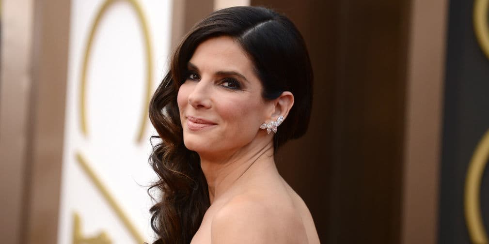 4. Sandra Bullock: Tras su separación de Jesse James, se rumoró que salía con Ryan Reynolds. Actualmente es soltera.