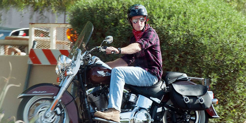 8. El Príncipe Harry: Hasta la Realeza se deja seducir por las motocicletas, vean al hijo de la fallecida Lady Di.