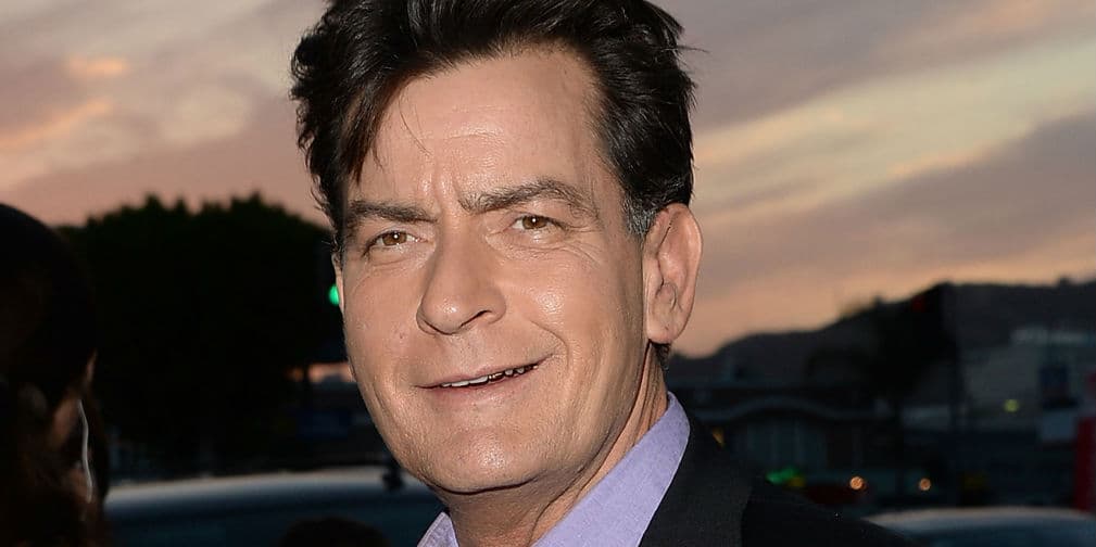 9. Charlie Sheen: Era de los actores mejor pagados del mundo, pero nunca le importó su higiene personal.