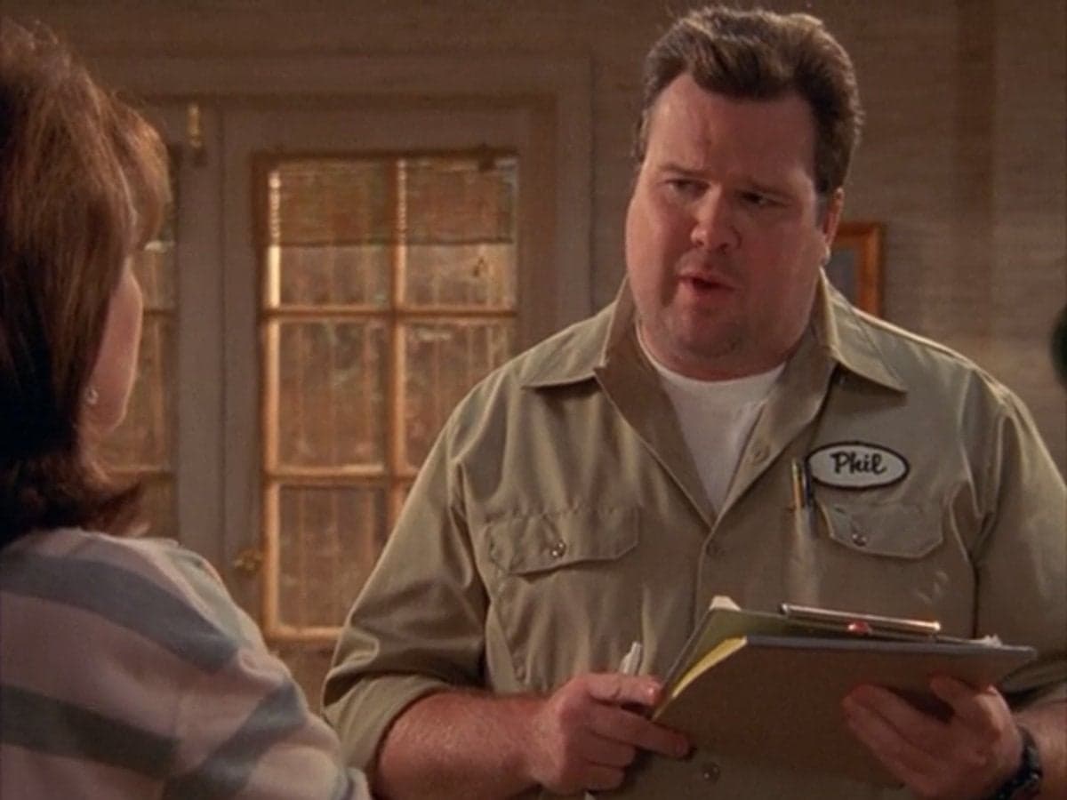 Antes de alcanzar la fama en Modern Family, Eric Stonestreet tuvo una pequeña aparición como Phil en el quinto episodio de la primera temporada.