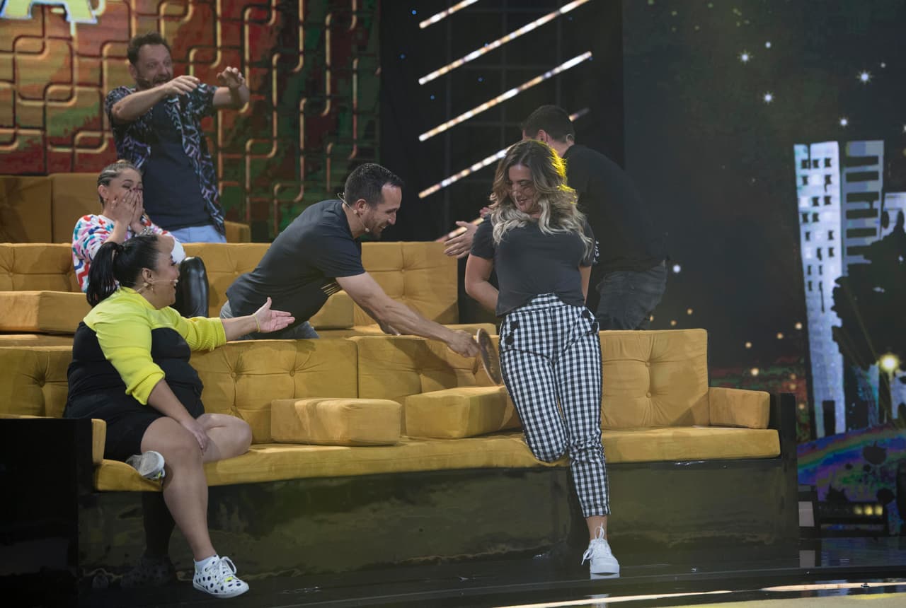 Los hermanos disfuncionales buscaron con qué ayudarle a taparse.