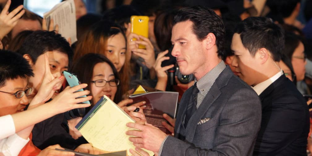 ¿A poco no les gustaría tenerlo cerquita como en las alfombras rojas? ¡Como para robarle un beso!