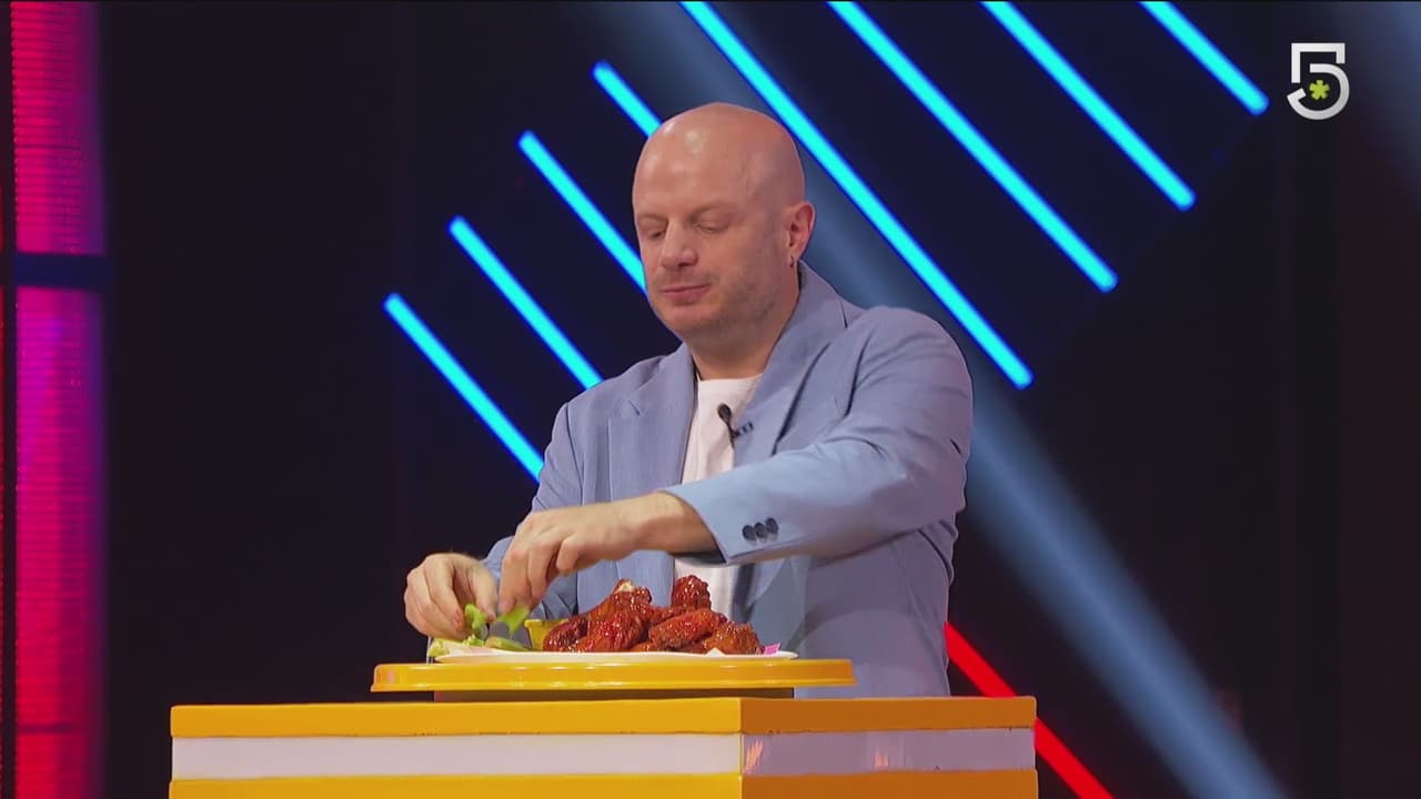 Facundo destapa el pastel de 2 platos de alitos en '¿Cuál es el bueno?'