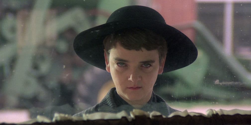 Children of the Corn: Todo sucede en un pueblo de Nebraska donde no hay adultos... todos han sido asesinados por los niños del lugar.