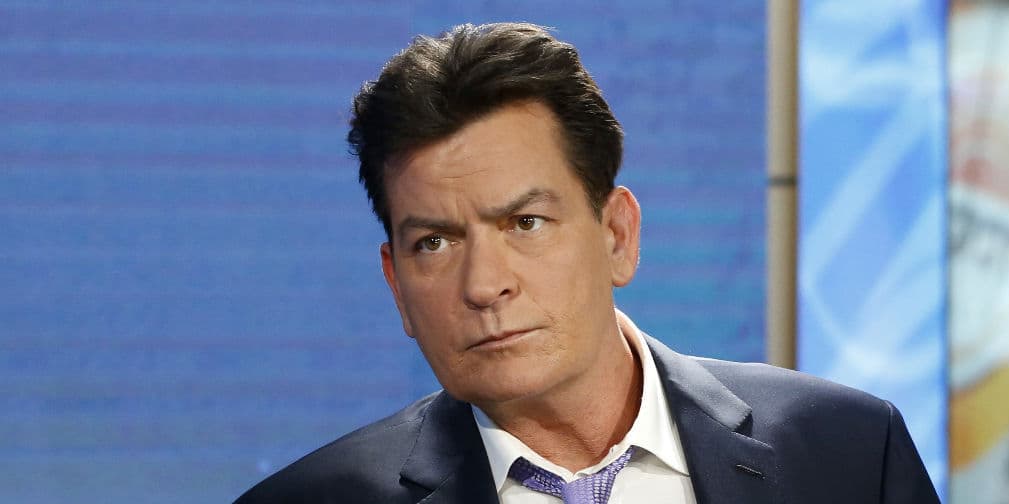 2. Charlie Sheen: Tenía 18 años cuando procreó a su primera hija con su ex pareja de la secundaria.