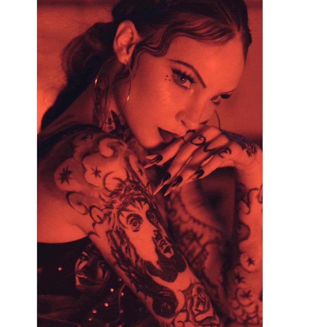 Es una colaboración de la cantante de "El Sapito" con el grupo mexicano, Los Ángeles Azules.