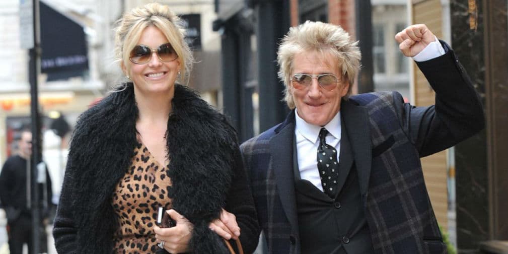 4. Rod Stewart: La leyenda del rock, quien tiene 69 años, enamoró a la modelo y fotógrafa Penny Lancaster, de 43.