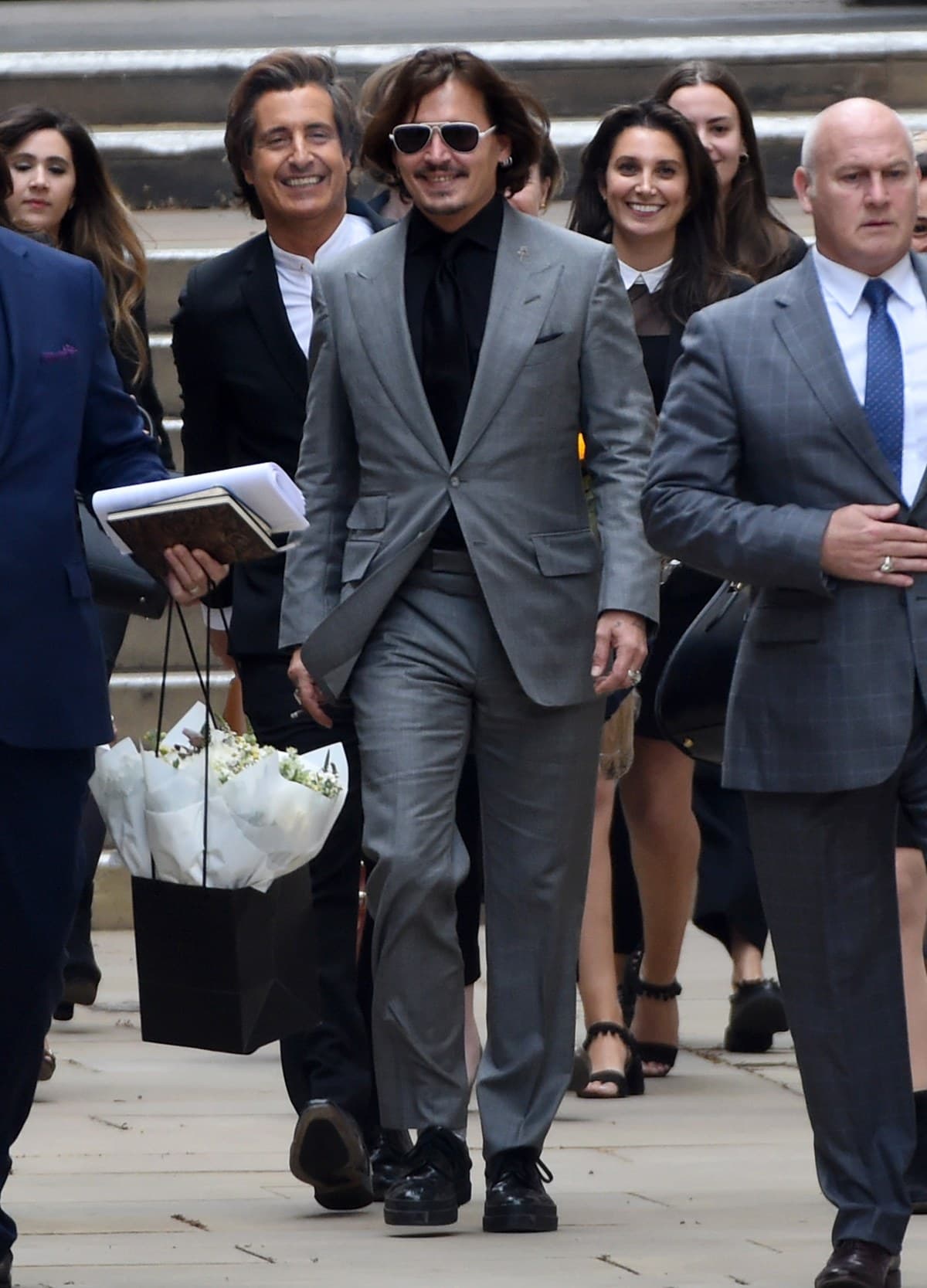 Johnny Depp y Joelle Rich al salir de la corte de Londres, U.K., junio 2020.