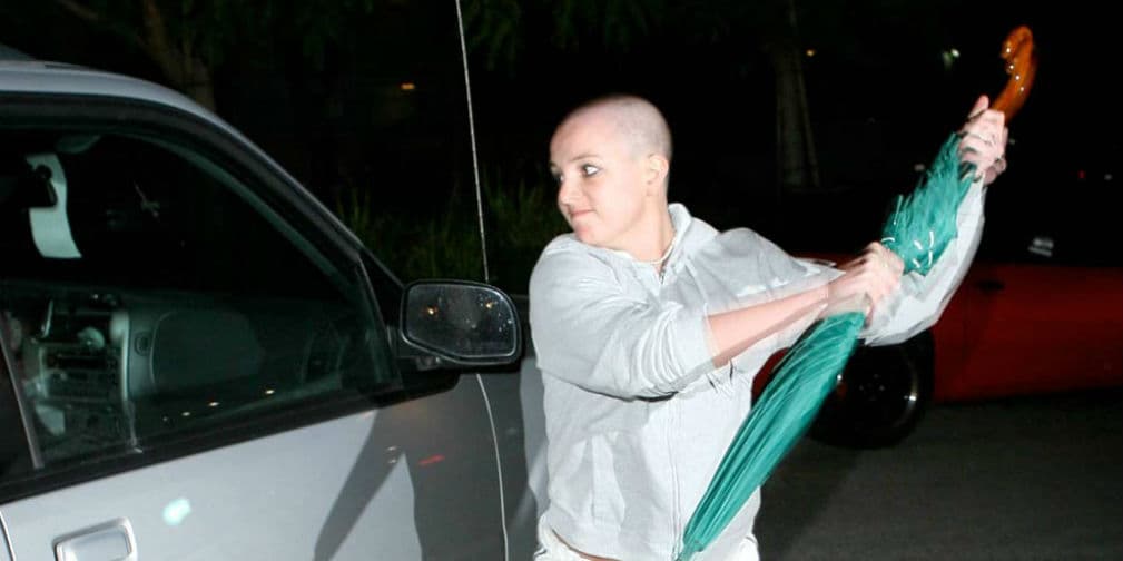 3.- Britney Spears: Cómo olvidar cuando se derrumbó la Princesa del Pop, en una noche se rapó y atacó una camioneta con una sombrilla.