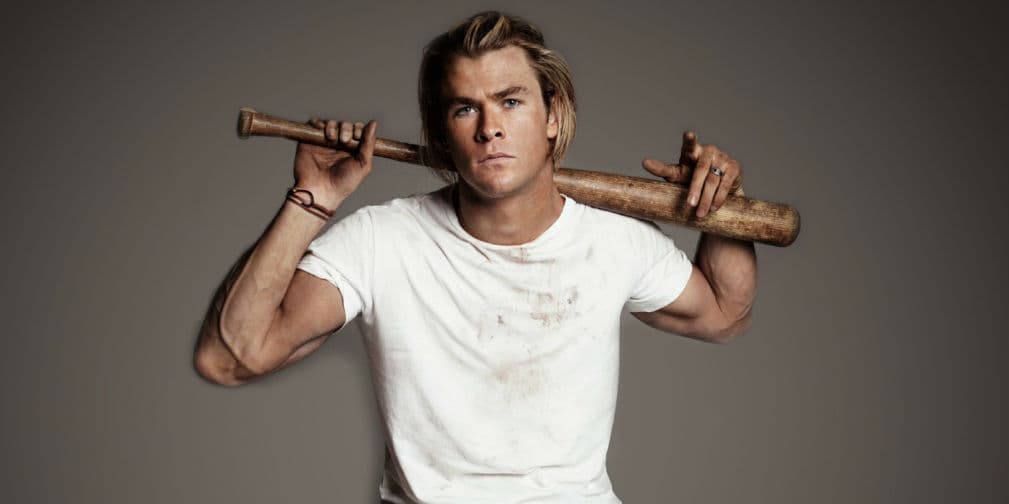 9. Chris Hemsworth: Combina su particular estilismo con camisetas con cuello en V, obvio para lucir su pecho.