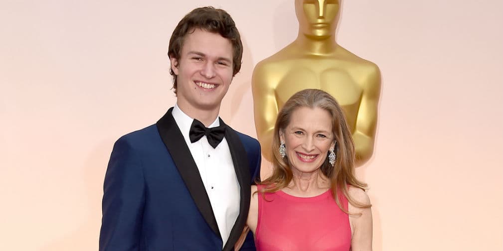 3. Ansel Elgort: De todas las chicas que pudo llevar a los Oscars, el actor eligió a su madre, quien pasó un gran momento.