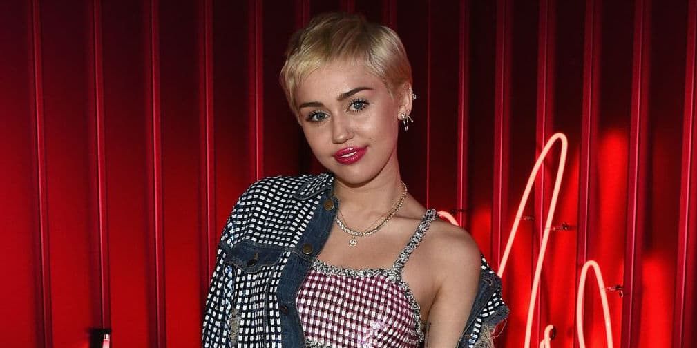 14. Miley Cyrus (22 años): La controversial cantante vale 150 millones de dólares. ¡Sí dejan los escándalos!