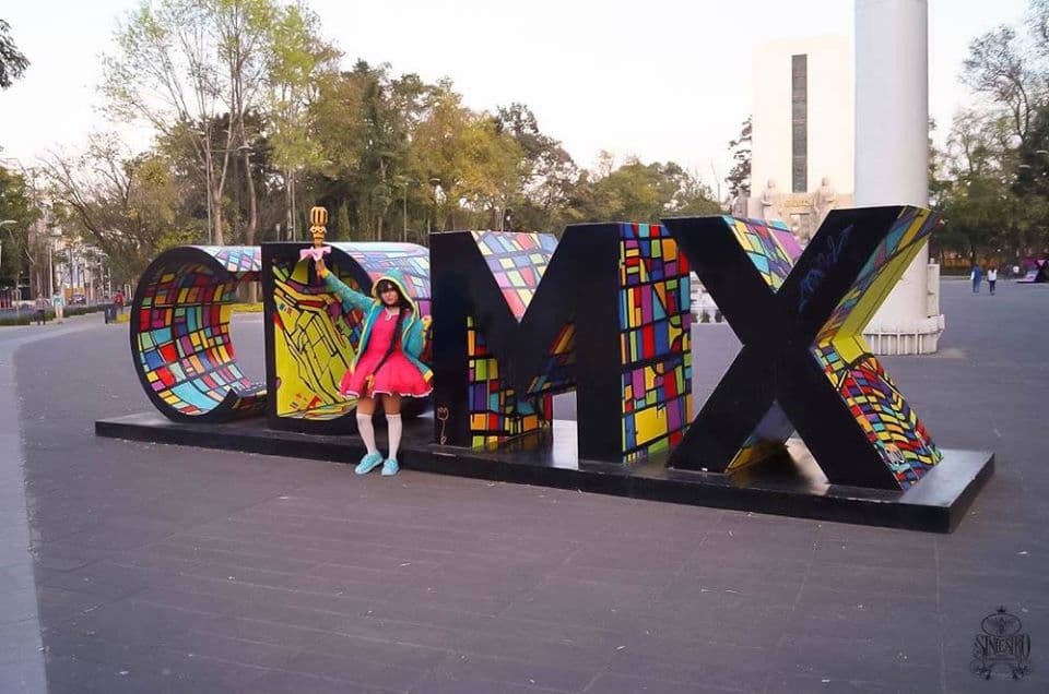 En internet todo es objeto de parodia o de extraños tributos. Como la misma Virgen de Guadalupe. Esta venerada imagen fue interpretada como chica mágica de anime y, por supuesto, llegó pronto el cosplay al respecto.