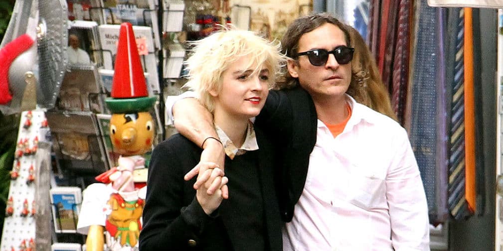 7. Joaquin Phoenix: El actor de 39 años conoció a la DJ Allie Teilz, de tan solo 19 años, en una fiesta y se enamoraron.