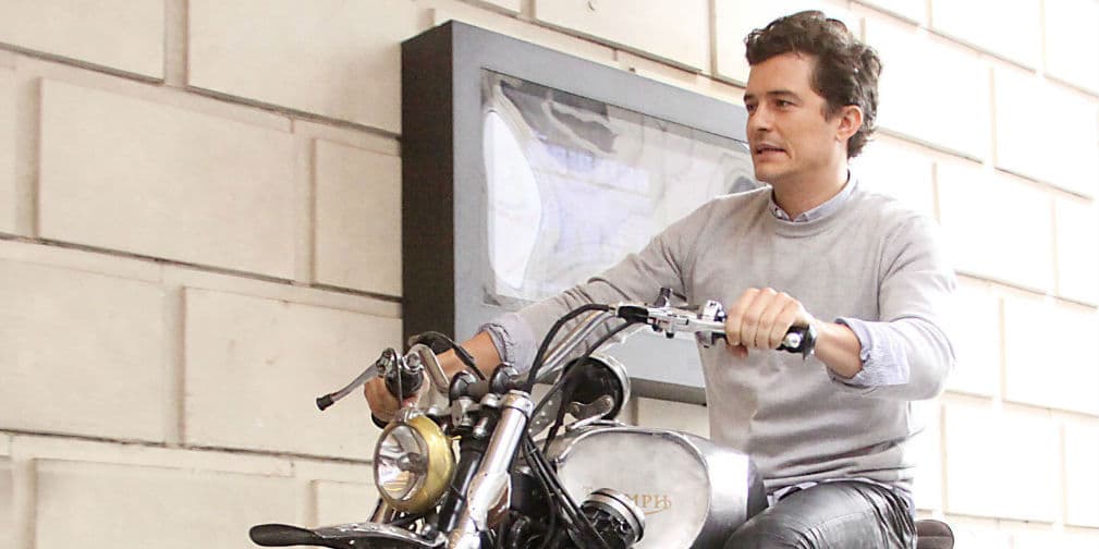 9. Orlando Bloom: El famoso Legolas del El Señor de los Anillos también anda sobre ruedas. ¡Olvidó el casco!