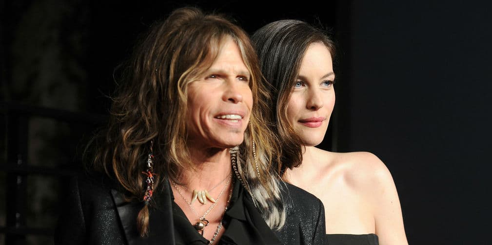 Steven Tyler: El vocalista de Aerosmith tiene un bombón de hija, la actriz Liv Tayler, quien protagonizó su video del tema Crazy.