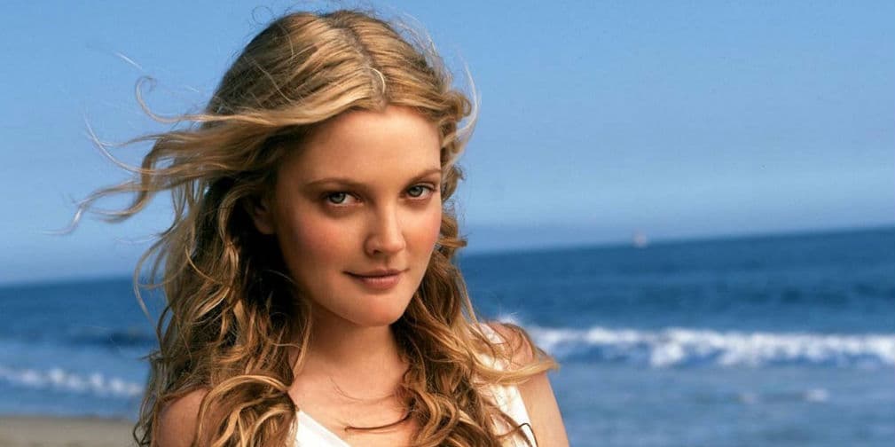 Drew Barrymore se independizó de su madre a los 17 años. Su padre ya la había abandonado para entonces.