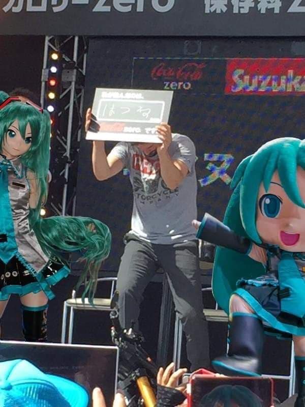 Esto nos recuerda a los memes de "Keanu Reeves haciendo cosas". Como cuando le mostró China a un peluche o convirtió el agua en vino.