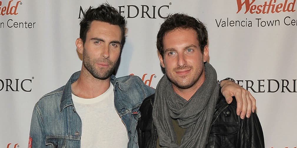 6. Adam Levine y Michael Levine: La voz de Maroon 5 sabía que su hermano era gay desde los 2 años de edad.