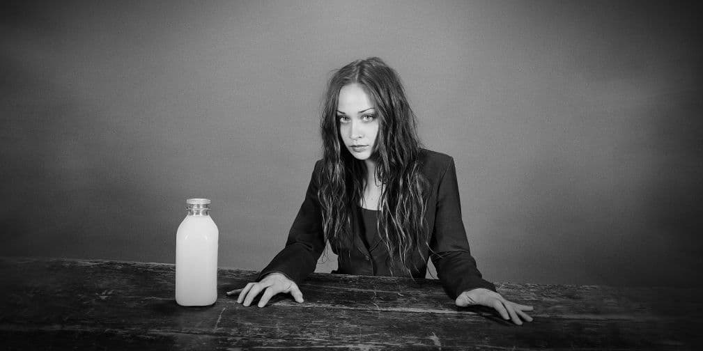 Fiona Apple: Detenida por posesión de drogas el 19 de septiembre de 2012 en Sierra Blanca, Texas.