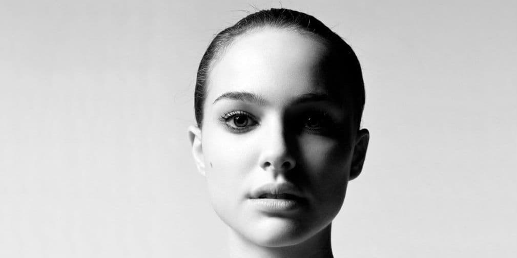Natalie Hershlag, nacida el 9 de junio de 1981 en Jerusalén, Israel, es conocida como Natalie Portman.