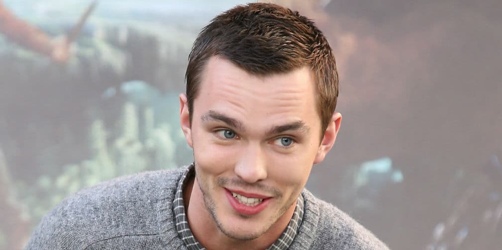 Mide 1.93 metros de estatura. Ni hablar chavas, todas a sacar los tacones más altos que tengan.