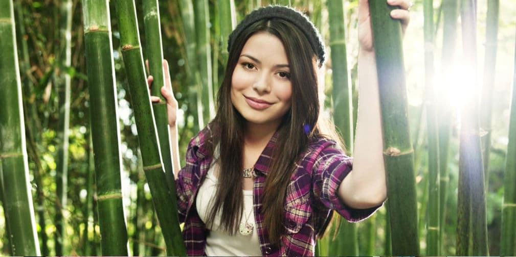 Su debut en el cine fue en la película de 2003, Escuela de rock como Summer Hathaway junto a Jack Black.