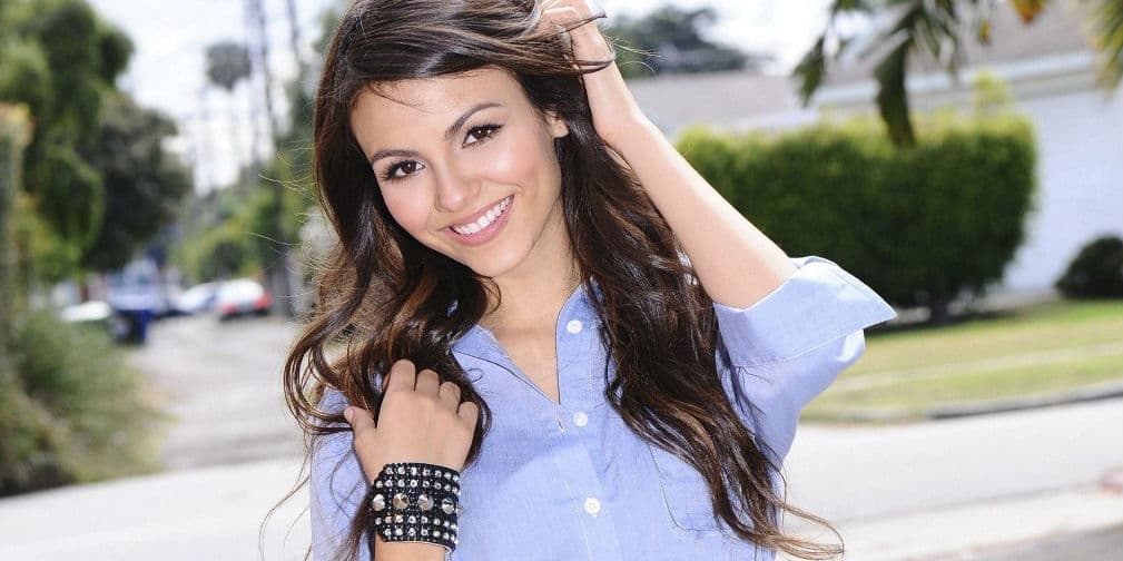 Su nombre real es Victoria Dawn Justice y nació el 19 de febrero de 1993 en Hollywood, Florida.