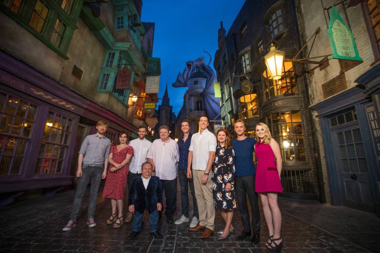 Robbie Coltrane junto al elenco de Harry Potter en Universal Orlando Resort.