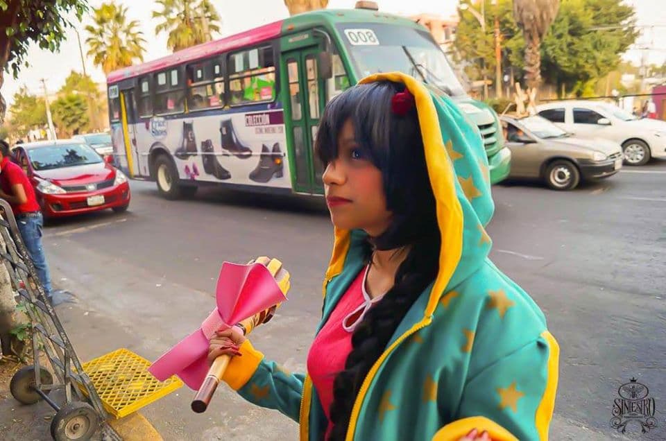 La cosplayer retoma elementos muy capitalinos para darle vida a esta serie de fotos.