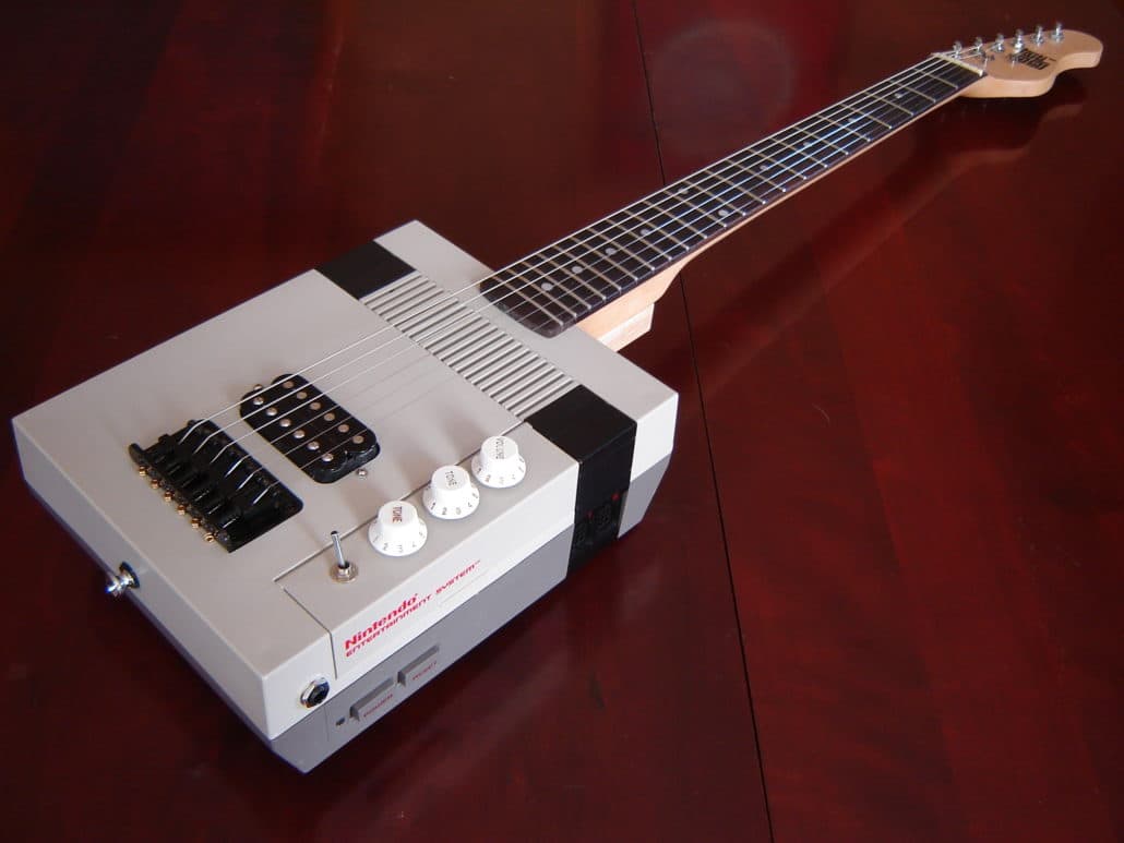 Convierte su Nintendo en guitarra y toca el tema de Mario