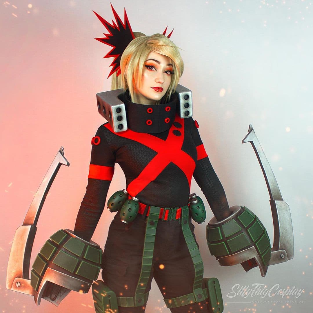 Y evidentemente, una réplica de un traje así adaptado para un estilo femenino no tiene que carecer de la fuerza y ferocidad que tiene el personaje original, porque solo hace falta ver cómo es la mamá de Bakugo para entender de dónde sacó el carácter.