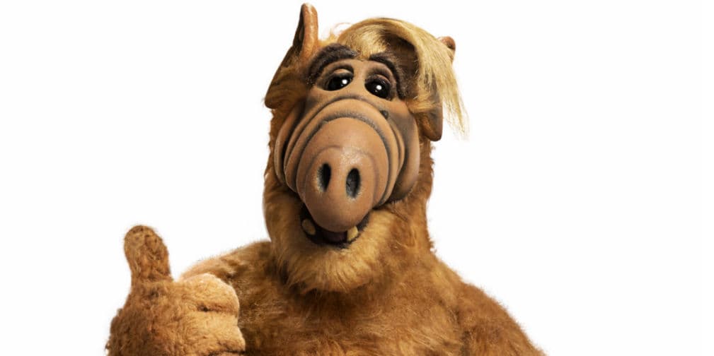 Gordon Shumway, mejor conocido como Alf por las siglas en inglés (Alien Life Form), es uno de los aliens favoritos de la televisión de los 80. Venía del planeta Melmac y le gustaba comer gatos.