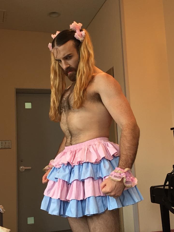 Que no te engañe. Richard Magarey, australiano, viste como niña. Pero es un cantante de metal, luchador profesional y doble de acción. ¿A ver, dile algo?