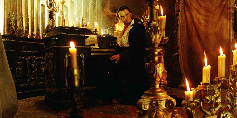 5. El Fantasma de la Ópera: La película (2004) trata de un hombre misterioso que aterroriza la Ópera de París.