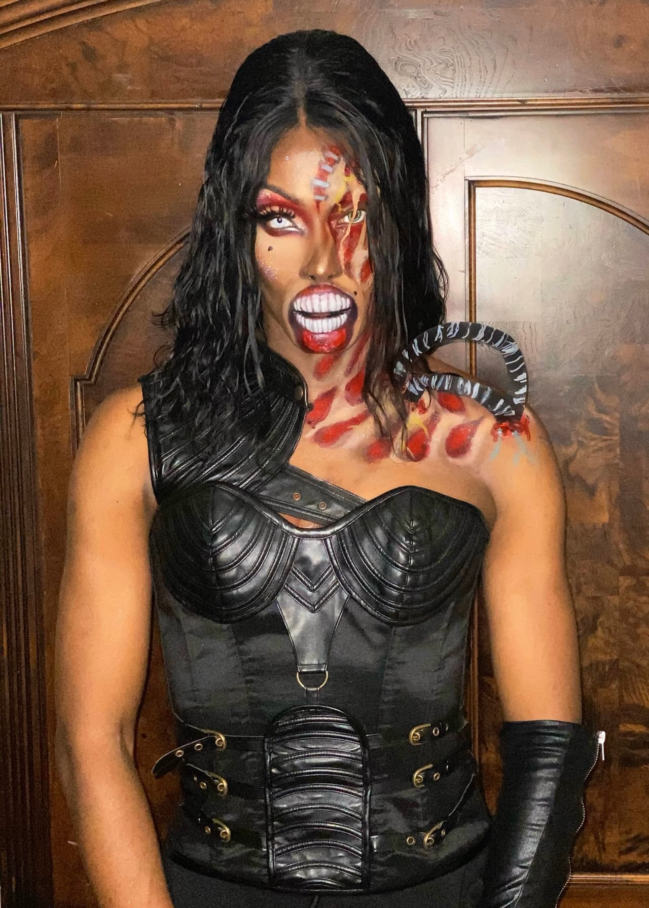 La artista de maquillaje Nina Bonina Brown presumió sus dotes con su propuesta de Nemesis, el antagonista que le sacó un susto a muchos en Resident Evil 3.